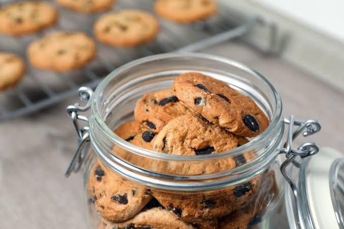 How to store biscuits in an airtight container